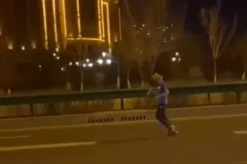 惊险！一名13岁男孩在呼市二环快速路上奔跑，身边不时有车辆驶过图片