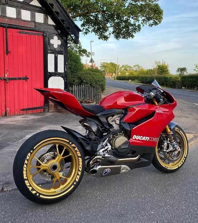 杜卡迪多少钱一辆官方价格,预售价150万的杜卡迪v4超跑正式登陆国内