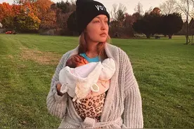 超模GIGI生娃也变邋遢了，长毛衣配UGG丑鞋，被姐妹们抛离图片