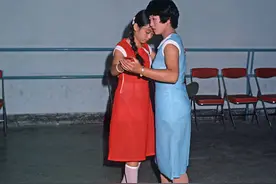 细思极恐：80年代蹦迪照，女生穿丝袜配短裙，鞋子还是今年最新款图片