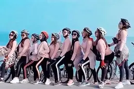 印尼一群妇女因穿紧身骑行服被批违法，承认错误公开道歉后方回家图片