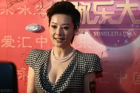 47岁袁立放开了，穿紧身连衣裙凸显“事业线”，身材堪比少女图片