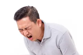 男子腹痛以为胃肠炎，家属的不犹豫救了他，有这个症状要警惕图片