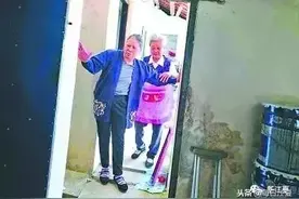 《81岁婆婆照顾瘫痪儿媳37年》引媒体强势围观图片