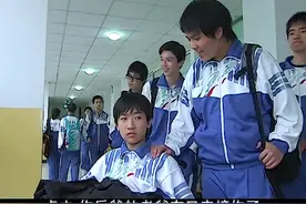 用蹬三轮接儿子，却遭同学嘲讽，父亲接下来的行动让孩子抬头挺胸图片