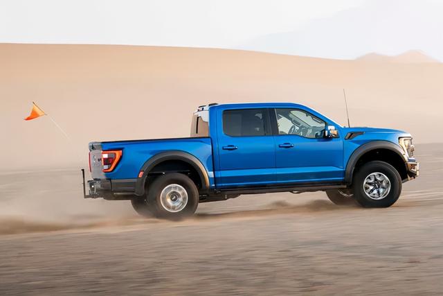 敢这样玩也只有TA了 外媒试驾新款福特F-150猛禽 | 卡车之友网