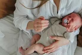 脑科学家研究表明：孩子一哭就抱有三大好处，娃的大脑发育更好图片