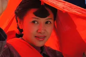 一个系红裤带的女人，为丈夫守身８年，爱上恩人后，她会从了谁？图片