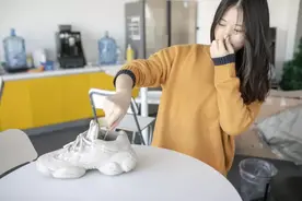 露脚的季节~还在担心脚臭影响个人形象？杀菌除臭用它，一瓶就够图片