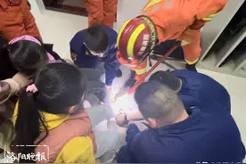 俩女孩不想回家写作业，用U型锁把脚锁一起图片