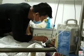 12岁男孩体重不到40斤，父亲背着儿子眼泪直流：谁能救救孩子图片