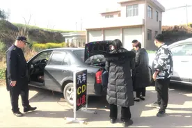 利用汽车后备箱贩卖非法光盘？查！图片