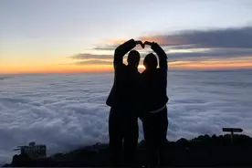 封山后与朋友攀登富士山3000米看日出探险，私有富士山的浪漫图片
