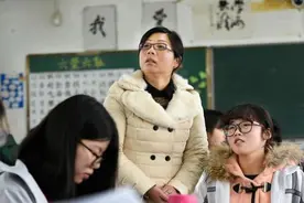 女儿辛苦考上“编制教师”，2个月后却想辞职回家，父母欲哭无泪图片