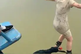 小姐姐在蹦极的时候却意外的走红了，用胶带缠住的裙子也要尝试图片