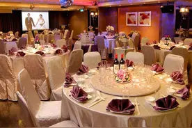 订婚前一晚，未婚妻接一通电话，丈夫：这婚我不结了，谁娶谁倒霉图片