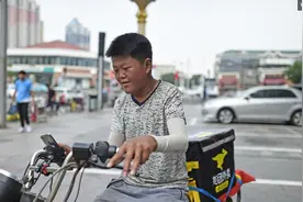 26岁小伙长得像16岁的小孩子，总是露出天真笑脸，一人还打三份工图片