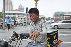 26岁小伙长得像16岁的小孩子，总是露出天真笑脸，一人还打三份工图片