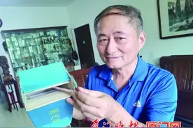 居民展示自己设计的果皮箱 增设滑道倒垃圾不必开桶盖图片
