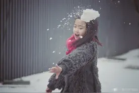 孙莉带儿女打雪仗，弟弟身高猛蹿背影帅气，多妹越长越像姐姐多多图片