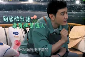 黄晓明夸赞赵丽颖素颜好看，镜头拍到床上化妆品时，网友：真有钱图片