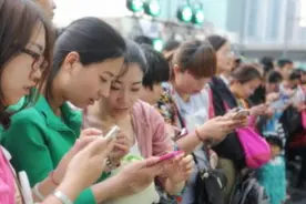 孕期喜欢熬夜玩手机，宝宝出生后容易出现两个问题，孕妈不容忽视图片