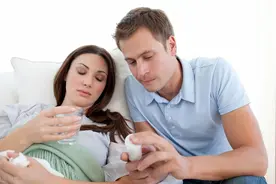 和情人逛街被老婆撞见，老婆假装和我不认识，老婆：拆穿你多没劲图片