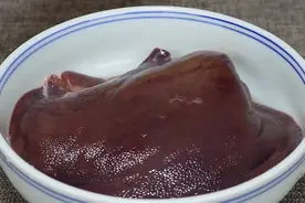 猪肝上锅蒸一蒸，想不到这么好吃，饭店里从没吃过，太意外了图片
