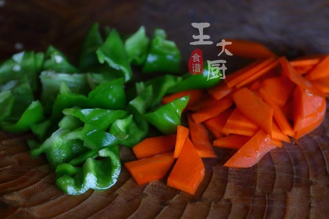 溜肥肠的家常做法，香而不腻，没有异味，下酒下饭都不错