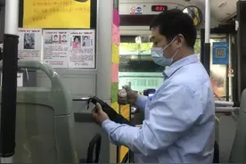 一把雨伞的故事——车长把温暖传递给每个人图片