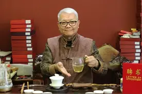 老茶人空降勐海，以“八八青”的经验教您选茶存茶图片