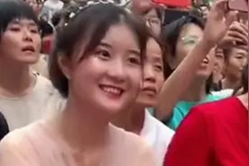 “最美幼儿园老师”火了，台下领舞笑容温暖治愈，网友：不想长大图片