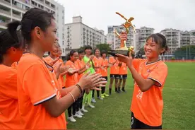 踢出大山！贵州山区女孩王佳月登上欧国联决赛现场大屏图片