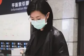 万茜的时尚看不懂，穿一身近2万元的潮牌，裤子却像被油漆弄脏了图片