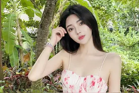 白卉子晒夏日清凉照，一袭吊带抹胸印花裙，青春灵动优雅迷人图片