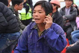 学校开家长会，一农民工爸爸穿工服遭嘲笑，下一秒却让人解气图片