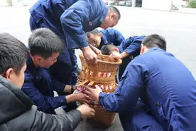 小孩被困竹编背篼，消防叔叔来解救！图片