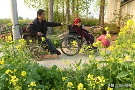 阜阳五旬汉子身患残疾30年，父亲和兄长先后离世，他承担起照顾残疾母亲的责任：用我的双手，当娘的双腿图片