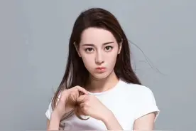 迪丽热巴的仙女气儿，在黑白单色中风情迷茫图片