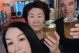 钟丽缇排毒11天只喝油？ 专家：排毒能排掉的，只有钱包里的钱图片