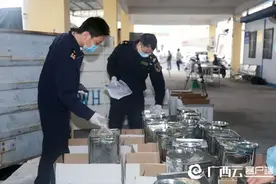 广西边境加工企业复产后进口首批坚果图片