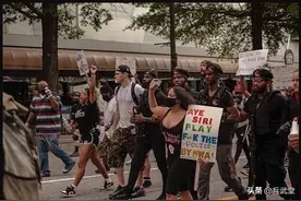 美骚乱中多支“民间武装”，黑豹团持枪护民众，退伍老兵联合行动图片