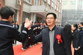 踏着红毯走向未来，西安铁一中举行高考冲刺动员大会图片
