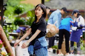 向往：谭松韵“欺负”彭昱畅很会玩儿，却被任嘉伦气到翻白眼图片