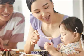 1岁宝宝喂养：奶奶坚持多吃饭，妈妈觉得要多喝奶，哪样更合理？图片