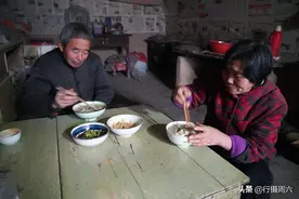 山村7旬老夫妻午饭极简单，满锅没有一片肉，窑洞里吃得很暖心图片