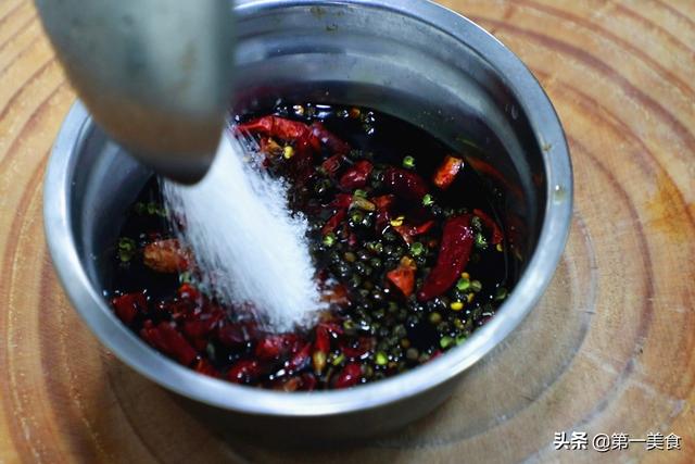 阿飞家用了二十年的腌蒜苔方法，配方精确到克，腌一次能吃三个月