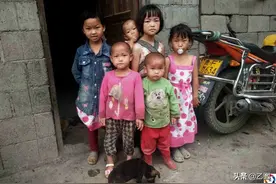 小夫妻搂着6个孩子，肚子里还有一个，多娃家庭真实生活啥样子？图片