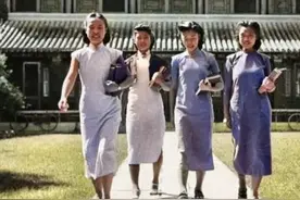 一组民国时期女大学生学习生活的彩色老照片，图六她们在宿舍看书图片
