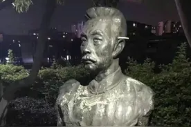 高考前期，盘点考生们对孔子等先贤雕像都做了什么奇怪的事情图片